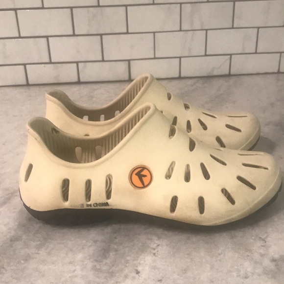 Fiataa Rubber Slip On Shoes Womens 9.5 Beige Waterproof Casual Comfort Festival - Picture 3 of 7